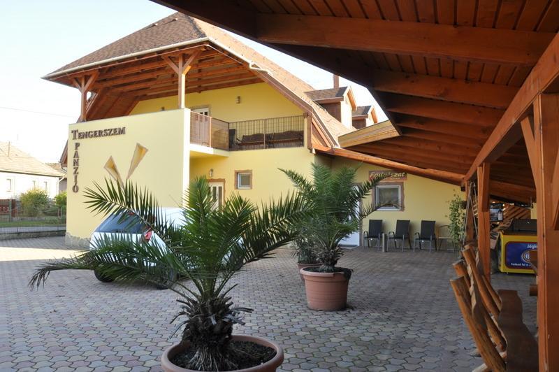Tengerszem Panzio Bed & Breakfast บานค์ ภายนอก รูปภาพ