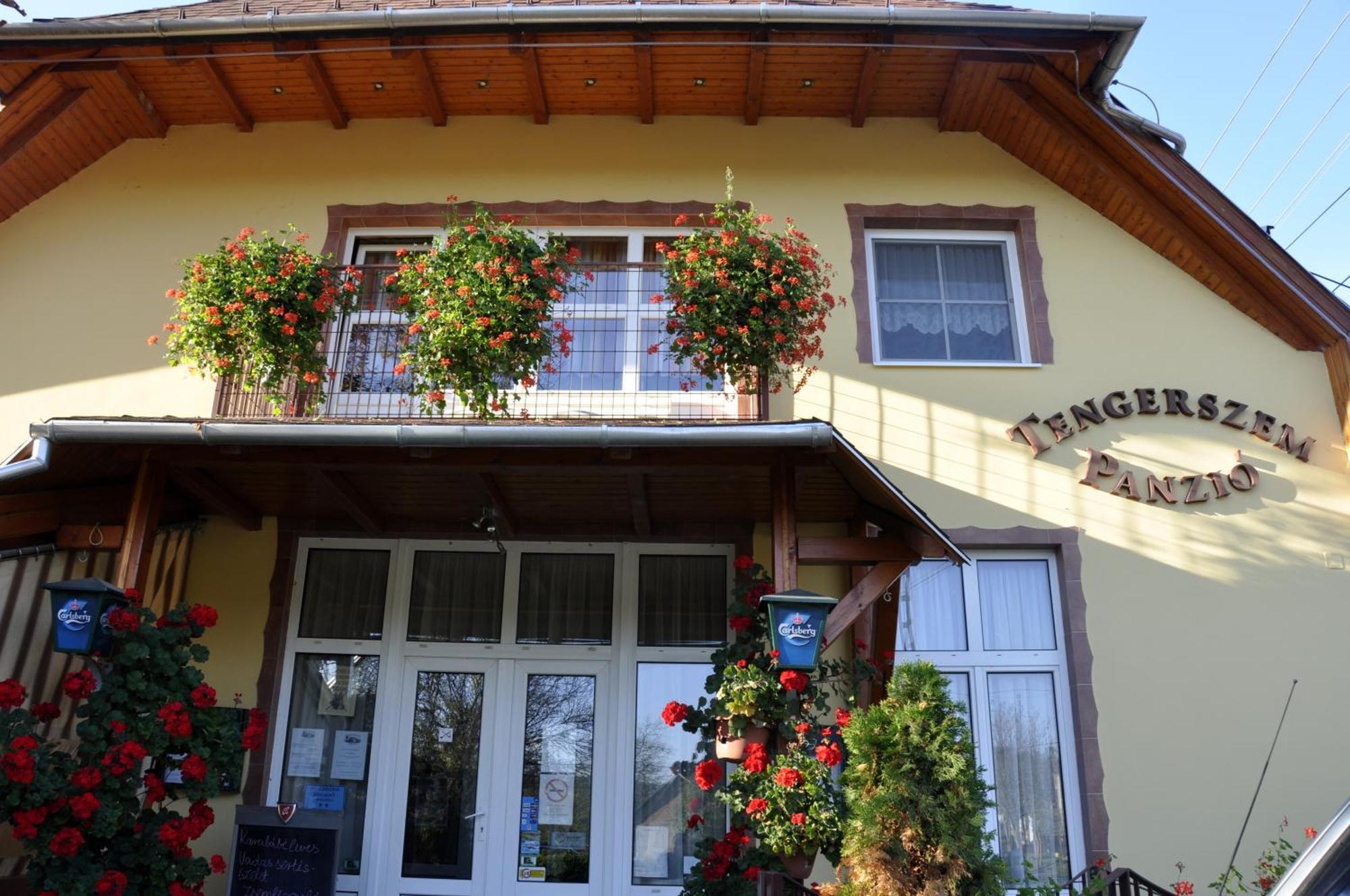 Tengerszem Panzio Bed & Breakfast บานค์ ภายนอก รูปภาพ